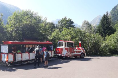 Visitantes que ayer utilizaron ya el tren turístico. 