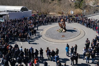 Compañeros y vecinos hicieron una ofrenda floral frente al monumento al minero del municipio.