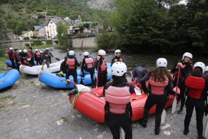 Turistes preparant-se per fer ràfting a la Noguera Pallaresa a Llavorsí.