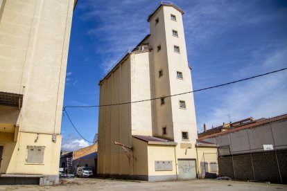 El almacén donde se hace el gimnasio conecta con el instituto.