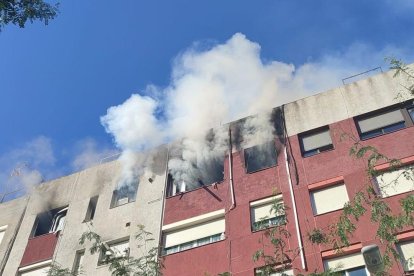 El pis incendiat del carrer Quevedo de Badalona.