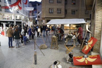 Asistentes al mercado miran la recreación de un campamento romano.