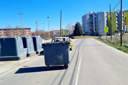 Un contenidor al mig de la calçada.