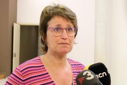 La consellera d'Educació, Anna Simó, atenent la premsa