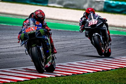 Marc Márquez, darrere del francès Fabio Quartararo durant el test d’ahir a Sepang.