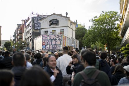 Manifestantes antiokupas frente a las fincas de la Ruïna y el Kubo.