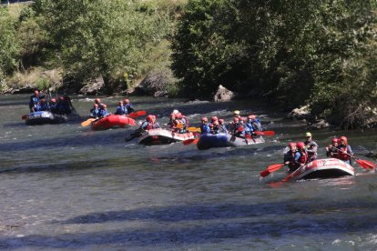 Barques de ràfting baixant dissabte per la Noguera Pallaresa.