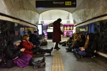 Civiles ucranianos se refugian en una estación de metro durante una alerta de ataque aéreo en Kyiv.