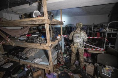 Un soldat rus a l’interior de planta d’Azovstal, a Mariúpol.