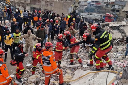 Efectivos de la UME lograron rescatar con vida a dos niños y a su madre de entre los escombros.