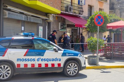 Agentes el lunes en la plaza Manuel Bertrand de Térmens. 