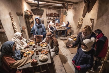 El hostal, una de las composiciones coloristas con más figurantes de la obra de Sant Guim.