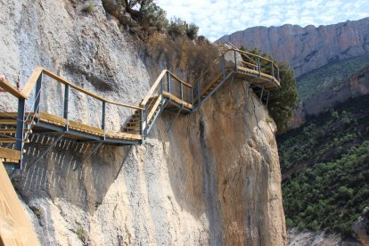 Las nuevas escaleras de acceso a Mont-rebei desde Viacamp. 