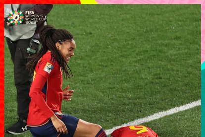 Aitana abraza el pie derecho de Salma Paralluelo, en la celebración del primer gol.