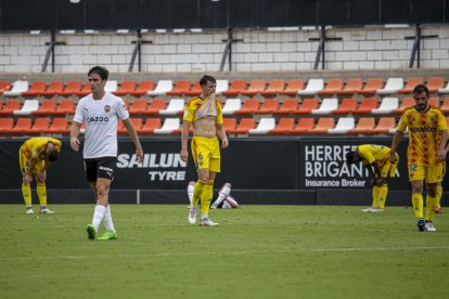 Toni Vicente i Gaixas, decebuts a l’acabar el partit contra el València Mestalla.