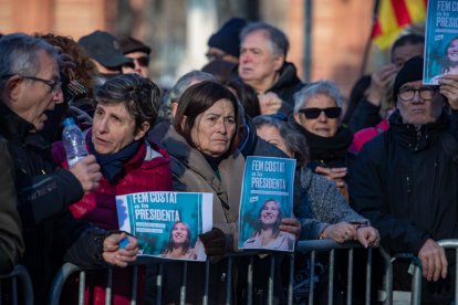 Laura Borràs se dirige a sus simpatizantes en las puertas del TSJC junto a su hija y su esposo. 