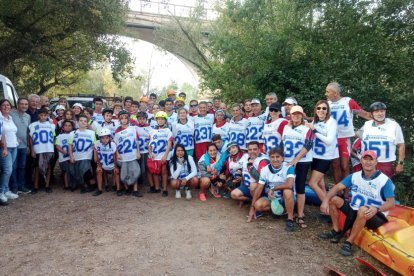 Foto de familia de algunos de los palistas que tomaron parte el domingo en el popular descenso por el río Segre.