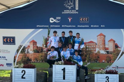 Manel Contreras, de pie a la izquierda, en el podio por equipos con la medalla de plata.