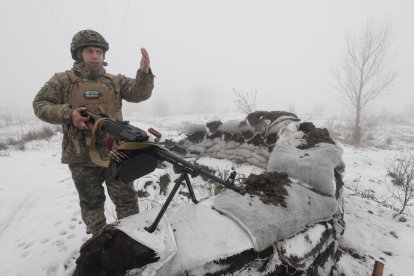 Un soldado ucraniano de la Defensa Territorial en una posición a las afueras de Kyiv.