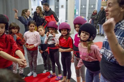 Els més petits dels Castellers de Lleida, amb casc de seguretat, gaudeixen també als assajos.