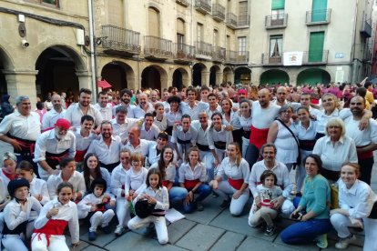 Foto de grupo de Els Malfargats del Pallars, en una actuación castellera el pasado mes de octubre en Guissona.