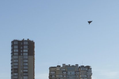 Un dron rus sobrevola la capital ucraïnesa abans d’estavellar-se en un edifici.