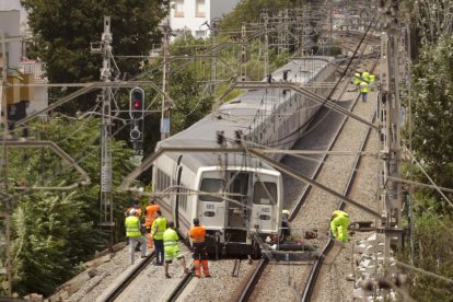 Los equipos técnicos de Renfe y Adif trabajan tras el descarrilamiento de un tren en Sitges.