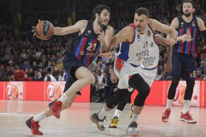 Abrines intenta superar el croat Zizic.