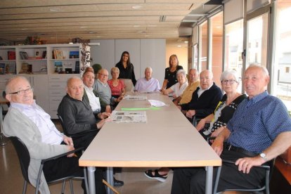 Diversos usuaris del Centre de Serveis, ubicat a la plaça baixa del Centre Cívic.