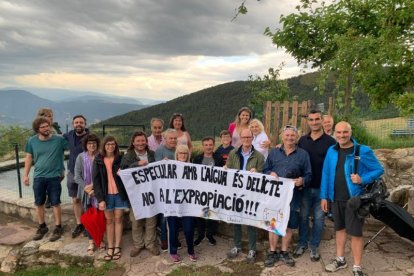 Veïns de Beren amb pancartes contra l’expropiació de l’aigua.