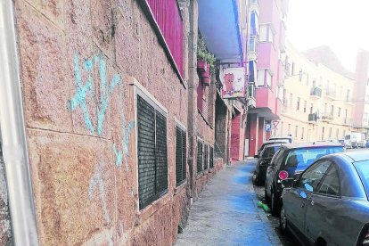 Una acera de la calle Corts Catalanes.