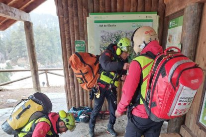 L’excursionista amb hipotèrmia, ahir després de ser rescatada.