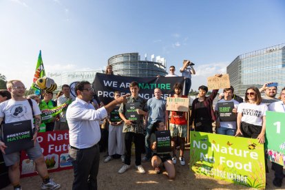 Mobilització de grups ecologistes a Estrasburg a favor de la llei que pagesos temen que redueixi zones dedicades a l’agricultura.