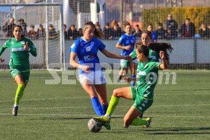 Andrea Gómez evita una entrada d'una jugadora del RCDeportivo