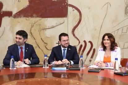 El president de la Generalitat, Pere Aragonès; el vicepresident, Jordi Puigneró; i la consellera Laura Vilagrà, durant una reunió del Consell Executiu del Govern.