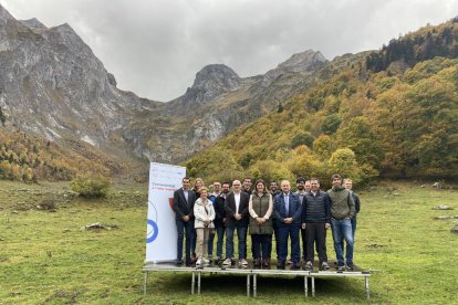 Todos los responsables de la conexión vía satélite del refugio con la sede de los Pompièrs.