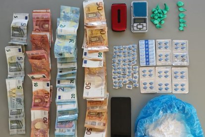 Detalle de la cocaína y el dinero intervenido por los Mossos d'Esquadra