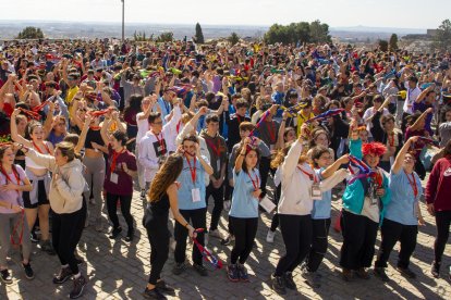 Los jóvenes se congregaron ayer por la mañana para la inauguración de la TrocaJove en la plaza de la Sardana, en la Seu Vella. 