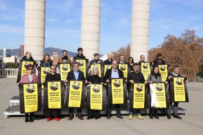 Representantes de varias entidades presentan el cartel del acto.