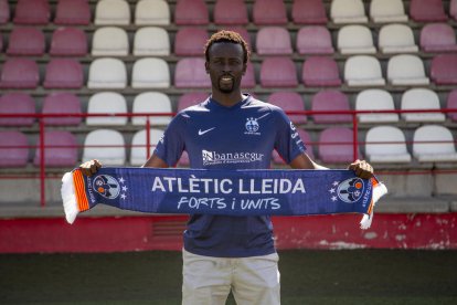 Abdoulaye Fall, ayer en su presentación con el Atlètic Lleida.