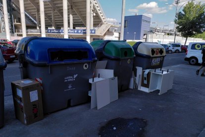 Imágenes de los muebles abandonados en Doctor Fleming. 