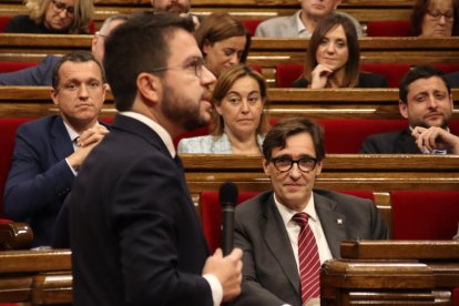 Salvador Illa mira Pere Aragonès al ple del Parlament el passat 9 de novembre.