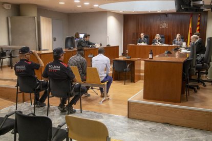 El condenado (izquierda) fue asistido por un traductor (derecha) durante la vista oral. 