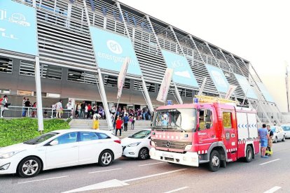 Jugadors, els seus familiars i tècnics, ahir a la tarda a l’exterior del pavelló.