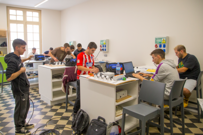 Una vintena d'alumnes de l'Escola del Treball de Lleida cursen el cicle d'Energies Renovables, una FP dual amb classes teòriques i pràctiques que inclou per primera vegada aquest any un mòdul que impulsa Endesa sobre línies elèctriques de baixa i mitjana tensió.