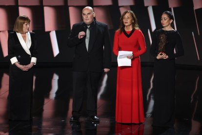 La actriz Carmen Maura; el hijo de Carlos Saura, Antonio; su mujer Eulàlia y su hija Anna, recogen el Goya de Honor 2023 por Carlos Saura, en la 37 edición de los Premios Goya.