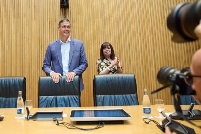 El presidente del Gobierno en funciones y secretario general del PSOE, Pedro Sánchez y la senadora y presidenta del PSOE, Cristina Narbona a su llegada a la reunión de diputados y senadores de la XV Legislatura.