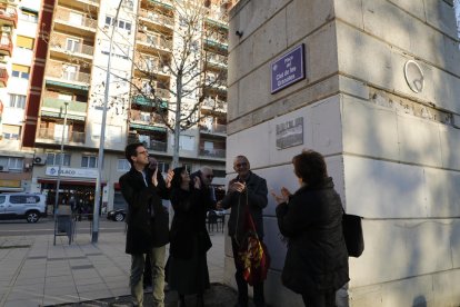 Miquel Pueyo, Toni Postius y Montse Salvatella presentaron ayer la nueva placa de la plaza del Clot.