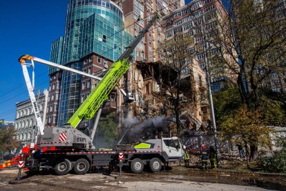 Equipos de rescates trabajando en un edificio de Kyiv atacado por un dron ruso.