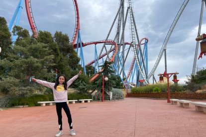 La guanyadora del concurs de 'Cercle' 'L'estiu en colors', davant d'una de les atraccions més emblemàtiques del parc temàtic de Vila-seca.